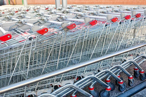 Reihen von Einkaufswagen — Stockfoto