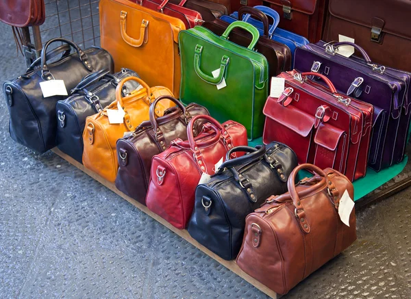 Bolsas de cuero para la venta en los mercados — Foto de Stock