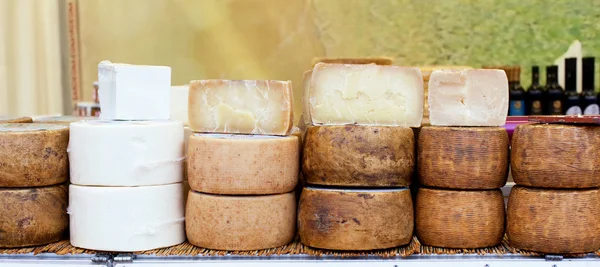 Various types of Italian cheeses — Stock Photo, Image