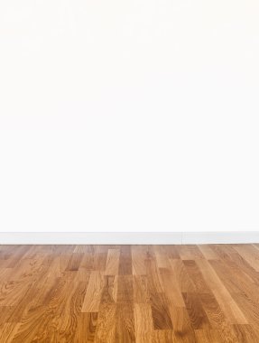 duvar ve ahşap yerde boş oda