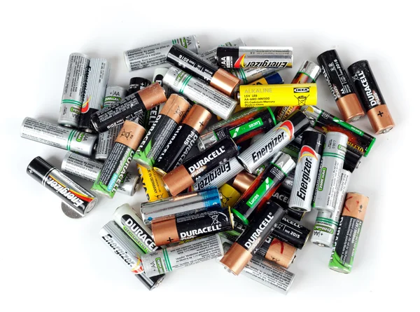 Verschiedene Arten gebrauchter Batterien zum Recycling bereit — Stockfoto