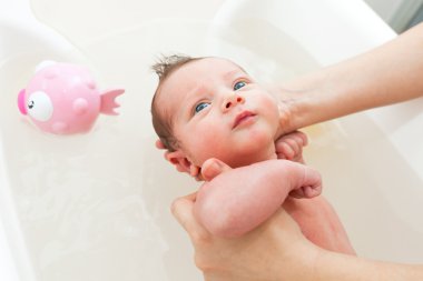 Yeni doğan ilk banyo