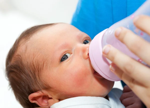 Nahaufnahme von Baby, das seine Flasche trinkt — Stockfoto