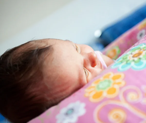 Портрет новорожденной девочки — стоковое фото