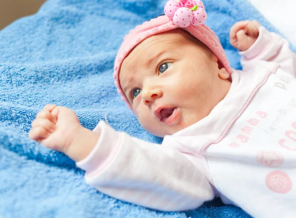 Retrato de una niña recién nacida — Foto de Stock