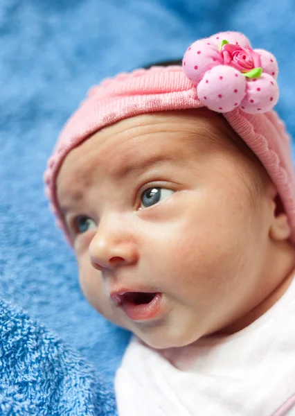 Retrato de uma menina recém-nascida — Fotografia de Stock