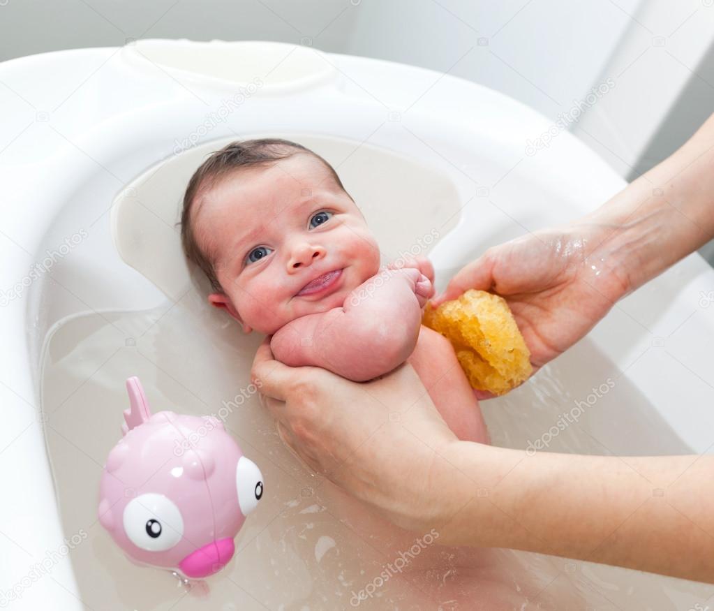 Primo bagno neonato — Foto Stock © AntonioGravante #124297604 Primo bagno neonato — Foto Stock © AntonioGravante #124297604