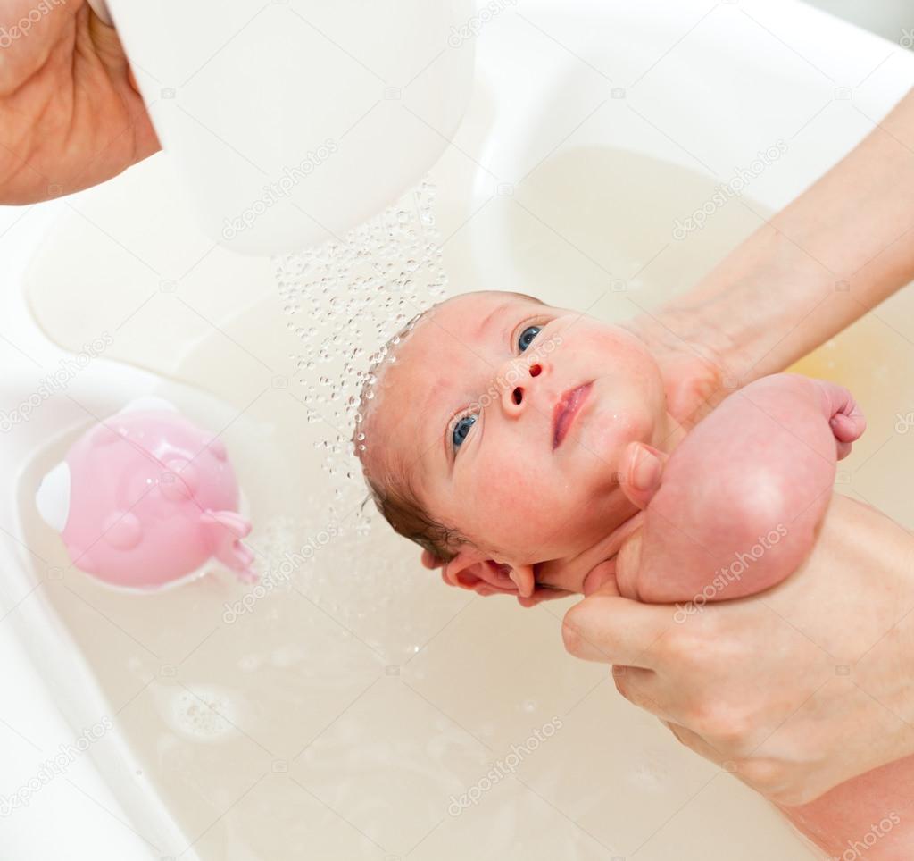 Primo bagno neonato — Foto Stock © AntonioGravante #124297788 Primo bagno neonato — Foto Stock © AntonioGravante #124297788