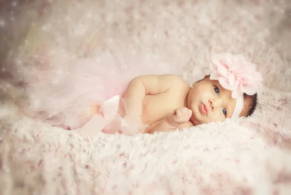 Menina recém-nascida com tutu rosa . — Fotografia de Stock