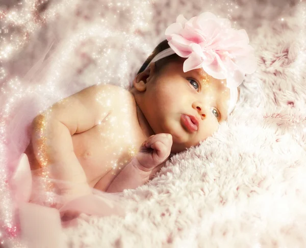 Bébé fille nouveau-né avec tutu rose . — Photo