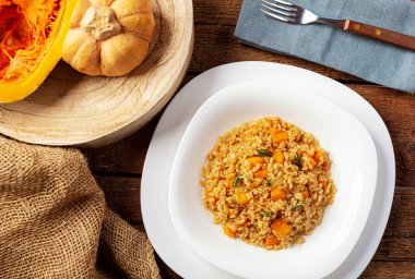 Balkabaklı risotto, pirinçli tarif ve kabaklı ve malzemeli kabak. Sonbahar ve Cadılar Bayramı tarifi.