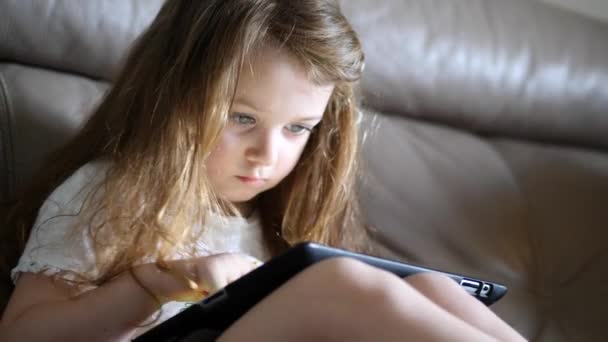 Menina Três Anos Brincando Com Tablet Sofá Questões Crescimento Educação — Vídeo de Stock