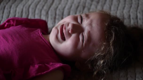 Hároméves Kislány Lágy Fénnyel Sír Ágyon Kellemetlenség Szomorúság Rossz Bánásmód — Stock videók