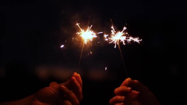 Sprankelende Sterren Branden Zwarte Achtergrond Film Geschikt Voor Feesten Feestdagen — Stockvideo