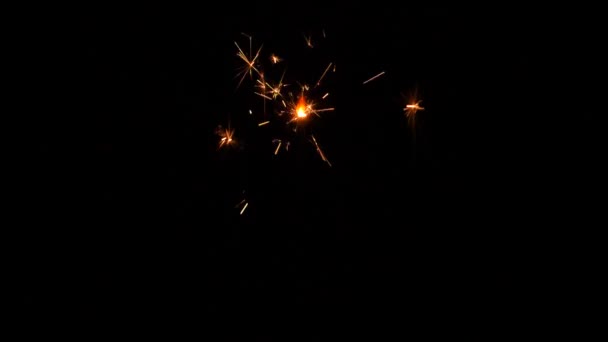 闪耀的恒星在黑色背景上以慢动作燃烧 适合庆祝和度假的电影 — 图库视频影像