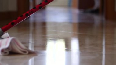 Cilalanmış bir cilayı temizlerken mikrofiber bez ile paspasın yakın plan görüntüsü