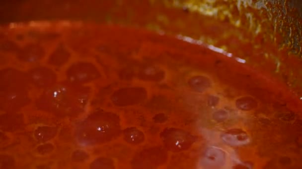 Cocinar Salsa Tomate Rojo Una Sartén Hirviendo Cerca Vista Superior — Vídeo de stock