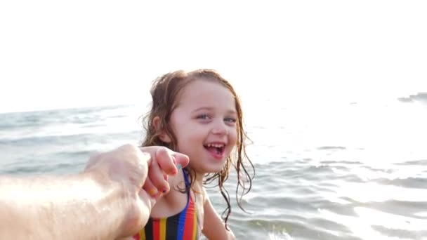 Трирічна Дівчинка Тягне Собою Руку Тата Жестом Слідувати Мною Розважаючись — стокове відео