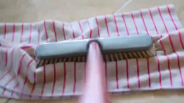 Cilalanmış mermer efekt zemini temizlerken mikrofiber bez ile paspasın yakın plan görüntüsü.