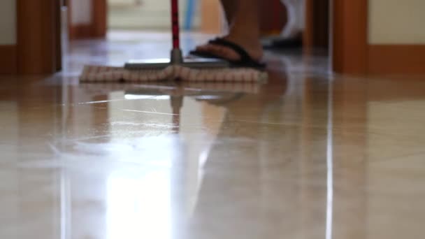 Nahaufnahme des Wischmopps mit dem Mikrofasertuch bei der Reinigung eines polierten Marmorbodens. — Stockvideo