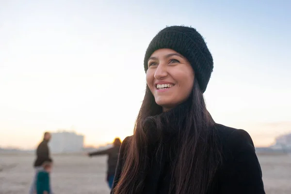 Портрет Молодой Женщины Смеющейся Пляже Зимней Одежде Стилевая Фотография — стоковое фото