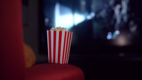 Seorang Pria Tetes Popcorn Ketakutan Saat Menonton Film Horor — Stok Video
