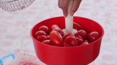 İtalyan geleneği, ev yapımı domates püresi. Güney İtalya 'daki aileler her yıl domates sosu hazırlar..