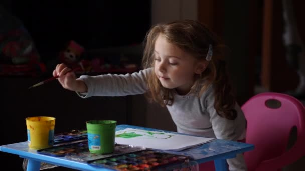 Chica Años Dibuja Con Acuarelas Casa — Vídeos de Stock