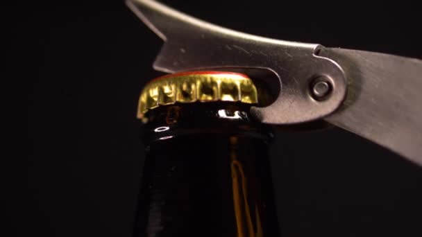 Медленное Движение Крупным Планом Пробки Прыгающей Бутылки Пива — стоковое видео