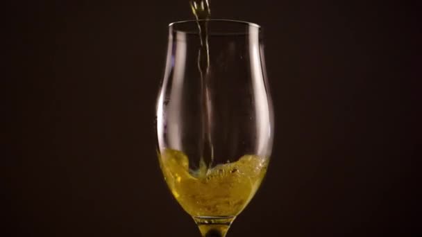 Verre Bière Glacée Sur Fond Couleur Unie — Video