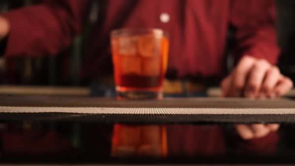 Camarero Sirve Cóctel Negroni Mostrador Del Bar Moción Lenta — Vídeo de stock