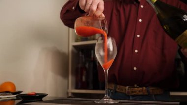 Barmen, Fragolino adında çilek suyu ve köpüklü bir İtalyan kokteyli hazırlıyor..