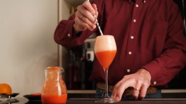 Barmen, Fragolino adında çilek suyu ve köpüklü bir İtalyan kokteyli hazırlıyor..