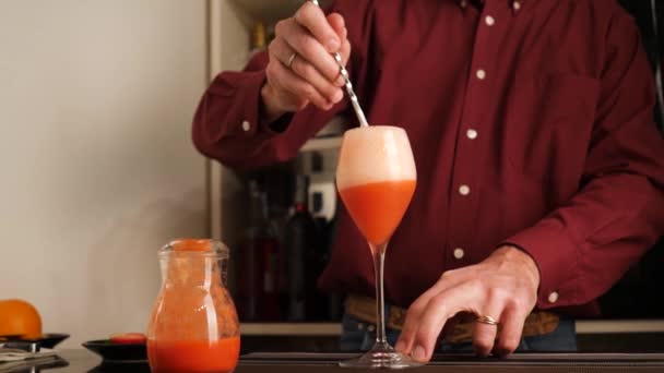 Barman Prepara Cóctel Italiano Llamado Fragolino Con Jugo Fresa Vino — Vídeo de stock