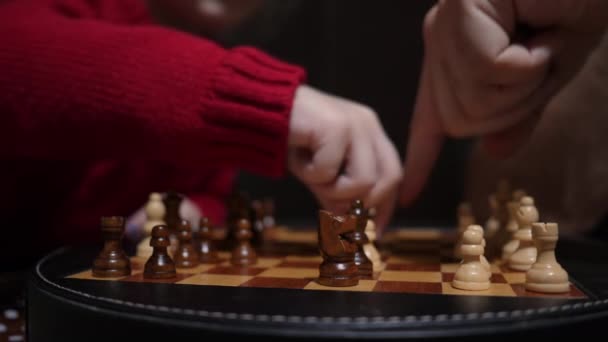 Satranç Okulu Bir Öğretmen Küçük Bir Kıza Satranç Oynamayı Öğretir — Stok video