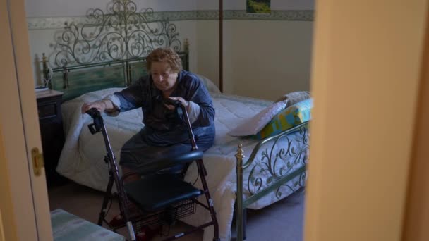 Starsza Kobieta Wstaje Łóżka Używając Chodzika Jest Bardzo Przydatne Narzędzie — Wideo stockowe