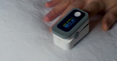 Parmak oksimetresi, kandaki oksijen doygunluğunu hızlı ve zararsız bir şekilde ölçmenizi ve aynı zamanda kalp atışlarını tespit etmenizi sağlayan küçük bir cihazdır..