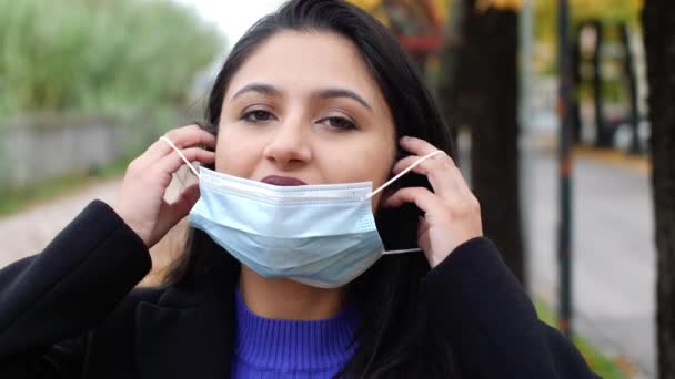 Mujer Joven Lleva Máscara Quirúrgica Momento Pandemia Covid Paisaje Otoñal — Vídeos de Stock