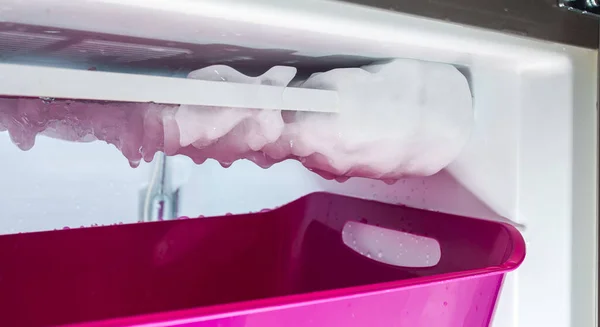 Process Defrosting Ice Home Freezer Collecting Water Plastic Basin — Stock Photo, Image