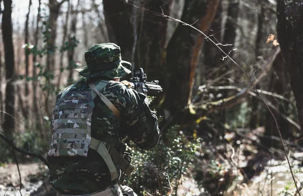 Airsoft Militärspieler Tarnuniform Mit Bewaffnetem Sturmgewehr — Stockfoto