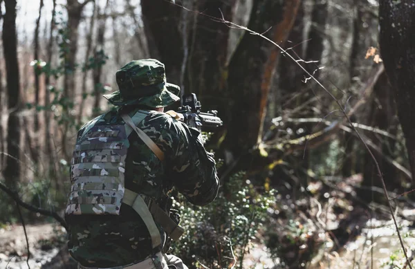 Airsoft Στρατιωτικό Παιχνίδι Παίκτης Στολή Καμουφλάζ Ένοπλη Επίθεση Τουφέκι — Φωτογραφία Αρχείου