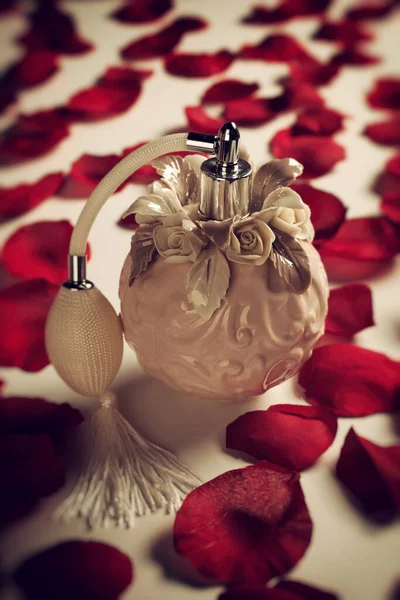 Botella Perfume Sobre Pétalos Rosa Roja Concepto Amor Pasión — Foto de Stock