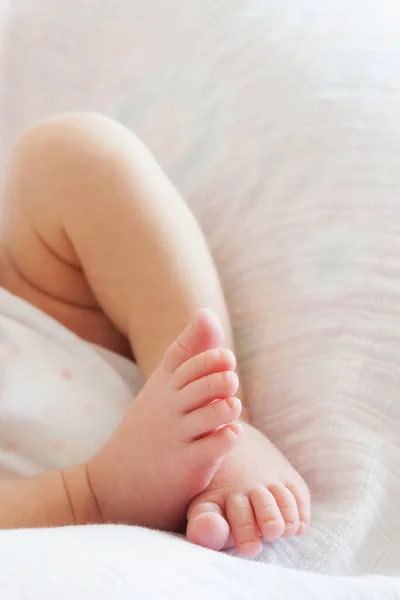 Κοντινό Πλάνο Των Μικρών Ποδιών Του Μωρού — Φωτογραφία Αρχείου