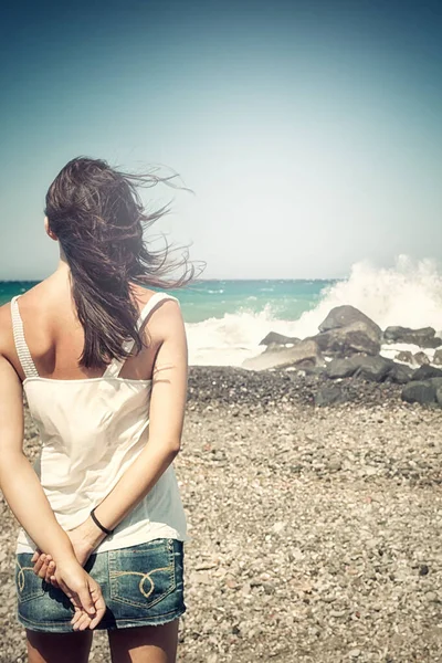 Młoda Kobieta Nad Morzem Tyłu Włosami Wietrze — Zdjęcie stockowe