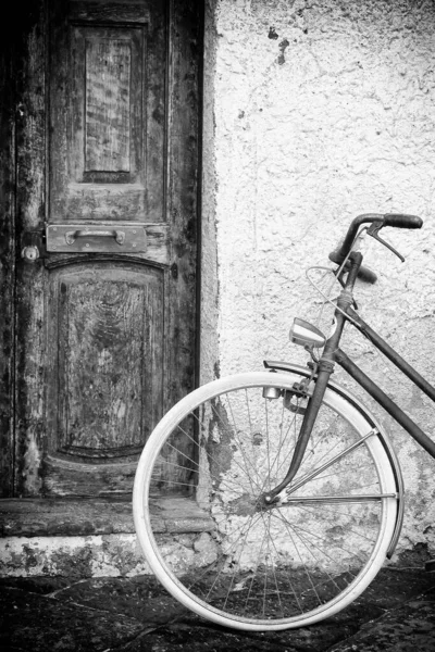 Portas Velhas Parede Com Bicicleta Vintage Tiro Preto Branco — Fotografia de Stock