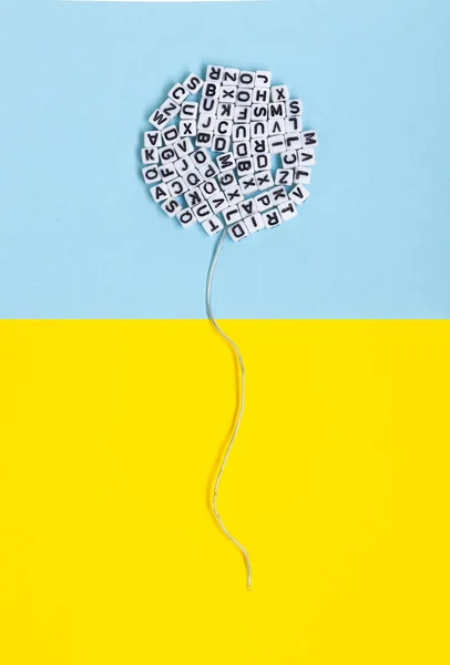 Balão Feito Letras Sobre Fundo Amarelo Azul Imagem Conceitual Literatura — Fotografia de Stock