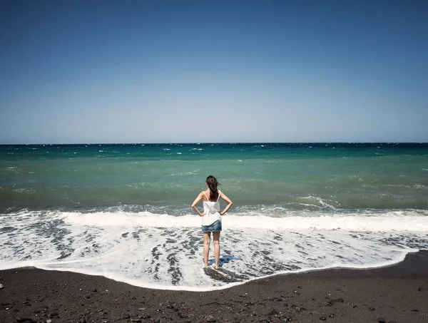 Mujer Vestida Por Detrás Mientras Observa Inmensidad Del Mar — Foto de Stock