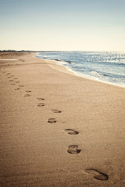 Voetafdrukken Het Strand Zonder Mensen Verticale Opname Met Grote Kopieerruimte — Stockfoto