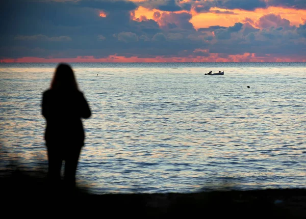 Silüetli Kadın Gün Batımında Denizi Tekneyi Izliyor Onun Dönüşünü Bekleyen — Stok fotoğraf