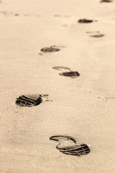 Close Van Voetafdrukken Het Zand Het Strand — Stockfoto